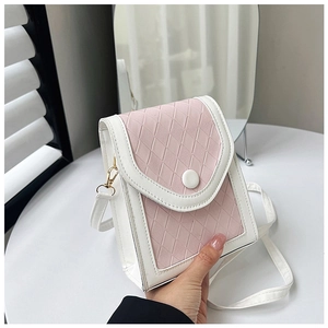 Détail de la mini sacoche bandoulière matelassée rose et blanche avec boucle dorée