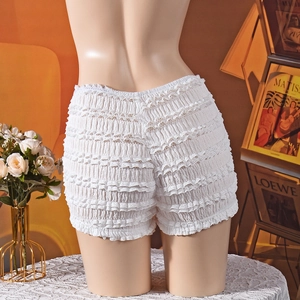 Gros plan sur un short en dentelle blanche à volants multicouches avec taille élastique