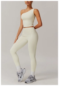 Détail de l'ensemble de yoga crème avec brassière asymétrique et legging taille haute