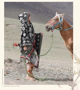 Poncho à capuche ethnique avec motifs géométriques et franges pour style extérieur