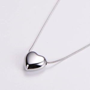 Collier à pendentif cœur 3D minimaliste avec chaîne serpent argentée polie pour femmes