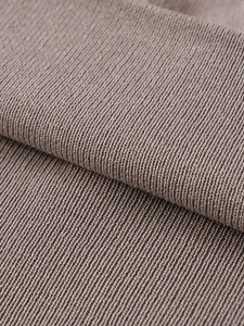 Vue macro de la maille taupe douce avec texture côtelée verticale et tissage dense