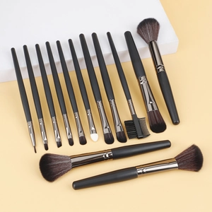 Détails d'un kit de 14 pinceaux de maquillage avec manches noirs mats et ferrures