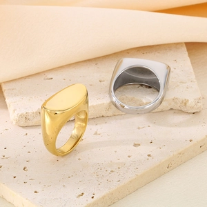 Anelli a sigillo piatti in oro e argento su pietra naturale e seta elegante