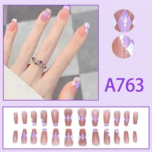 Faux ongles violets clairs à carreaux avec pointes lilas et paillettes argentées