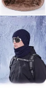 Détail de la maille et doublure en polaire épaisse de l'ensemble bonnet et écharpe bleu marine