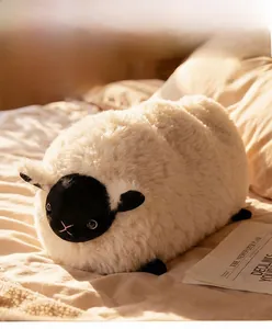 Détail macro du coussin en peluche mouton blanc de 55cm avec fourrure douce sur un lit