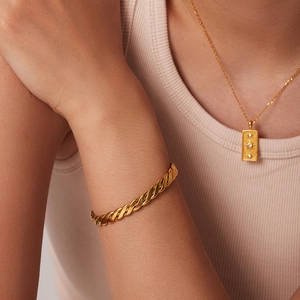 Dettaglio del bracciale a catena cubana placcato oro 18K e collana con ciondolo sole