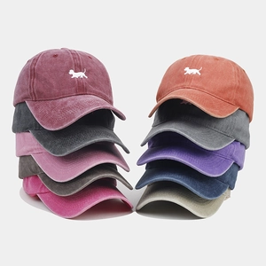Vue détaillée de 9 casquettes vintage en coton lavé avec broderie chien en plusieurs coloris