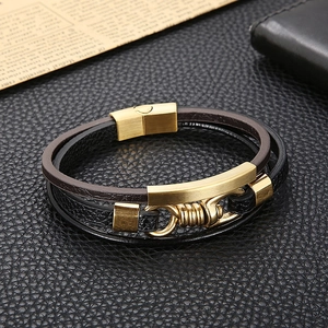 Détail du bracelet en cuir tressé multicouche pour homme avec fermoir magnétique doré
