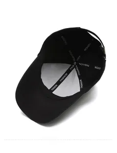 Détails internes de la casquette noire avec bande de couture FASHION et doublure grise