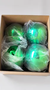 Vue détaillée de boules de Noël vertes brillantes emballées dans un carton d'expédition