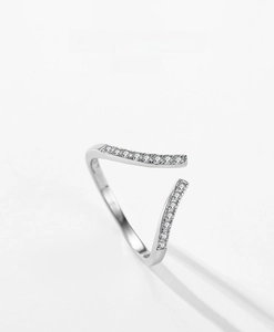 Detailansicht eines V-förmigen Rings aus S925 Sterlingsilber mit Zirkonia-Besatz