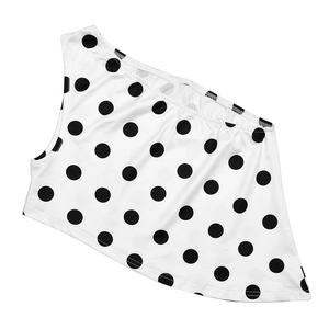 Vue détaillée du tissu blanc élastique à pois noirs de l'ensemble deux pièces élégant
