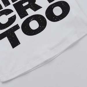 Nahaufnahme eines weißen Strick-T-Shirts mit schwarzem Retro-Buchstaben-Druck und Doppelnähten