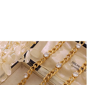 Dettaglio di orecchini a catena a U placcati oro 18K con zirconi cubici luminosi