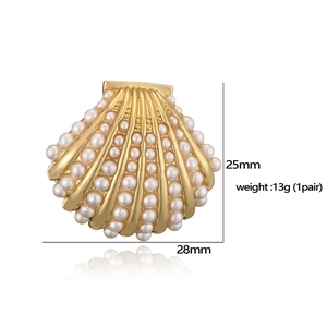Detailed view of gold scallop earrings with pearls, size 25x28mm and 13g weight