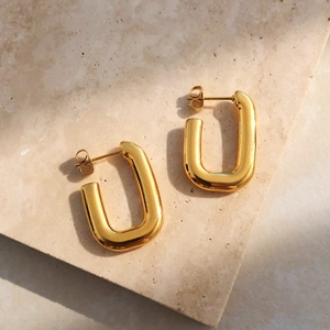 Élégantes boucles d'oreilles créoles en U en acier inoxydable doré sur pierre beige