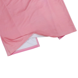 Détail de l'ourlet de robe rose avec doublure blanche et double couture précise