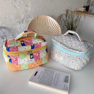 Trousses à maquillage en coton matelassé avec motifs floraux et à carreaux et fermeture éclair