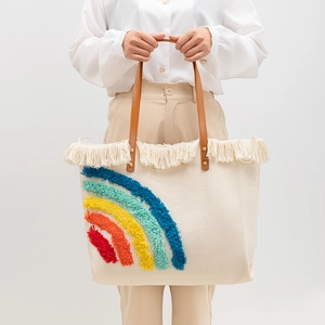 Elegante borsa tote in tela beige con ricamo a nappe arcobaleno e manici in ecopelle marrone