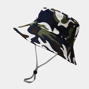 Détail d'un chapeau de soleil camouflage avec large bord et mentonnière grise réglable