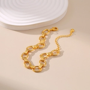 Detail of 18K gold plated chain bracelet with lobster clasp and adjustable link chain