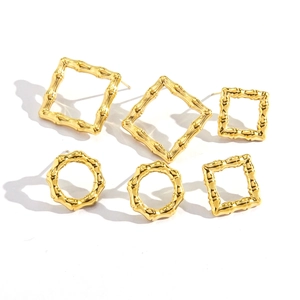 Set di orecchini a lobo in acciaio placcato oro 14K con design geometrico effetto bambù