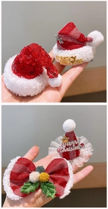 Détail de barrettes de Noël à paillettes avec texte Merry Christmas et nœuds en peluche
