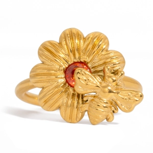 Anillo de flor dorada con circón naranja y detalle de abeja en acero inoxidable
