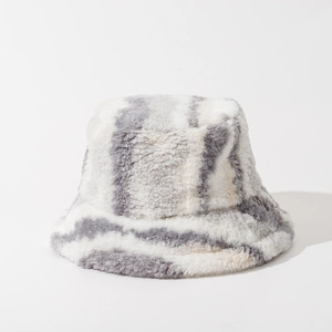 Gros plan d'un chapeau bob en peluche à rayures gris et blanc avec texture douce