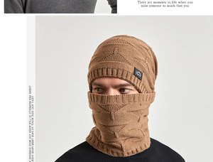 Détail d'un ensemble bonnet tricoté et cache-col d'hiver en camel foncé avec polaire