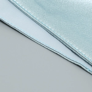 Détail du tissu satiné bleu clair avec éclat métallique et coutures doubles précises