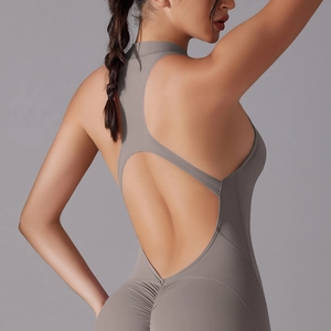 Détail du dos de la combinaison de yoga taupe avec dos nu et effet froncé sculptant le fessier