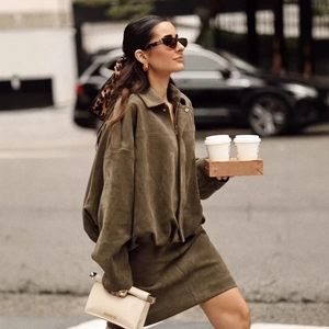 Ensemble veste et jupe en daim vert olive avec col à revers dans un style urbain chic