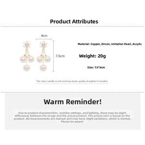 Détail de boucles d'oreilles fleur avec accents de zircon et cascades de perles nacrées
