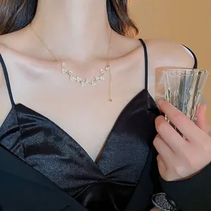 Collana floreale placcata in oro con perle, catena clavicola elegante e minimalista