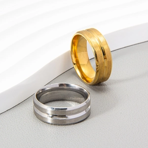 Bague minimaliste en acier titane avec finition mate brossée et rainure centrale épurée