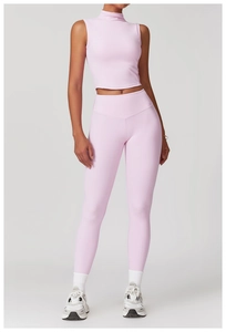 Details der hellrosa hoch taillierten Yoga-Leggings und des ärmellosen Crop-Tops