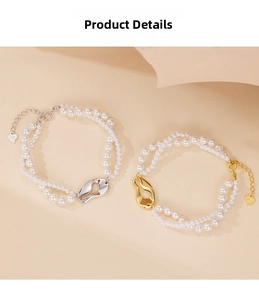 Dettaglio del ciondolo a cuore in argento S925 su elegante bracciale a due fili di perle