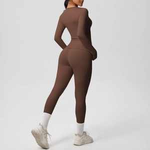 Ensemble de yoga marron foncé pour femme avec haut à manches longues et legging