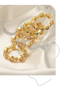 Makro-Detail von vergoldeten Evil Eye Ringen mit Hexagon-Zirkon und bunter Emaille-Einlage
