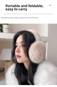 Detailansicht flauschiger beige Kunstkaninchenfell Ohrenwärmer für Damen im Winter