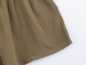 Détail macro de la texture en lin marron olive et des coutures de finition de qualité