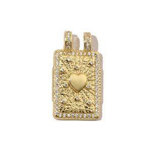 Makro-Detail des goldenen quadratischen Anhängers mit Herzmotiv und glitzerndem Zirkonrand