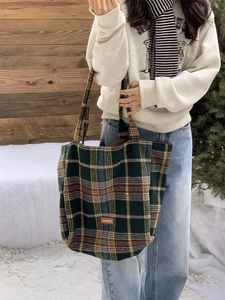 Grand sac cabas vintage à carreaux en laine pour femme dans une scène de neige hivernale