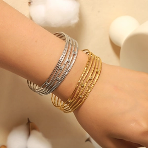 Bracciale Rigido Aperto Svuotato In Acciaio Inossidabile Placcato Oro 18K Multistrato Con Zircone Strass Gioielli Da Donna