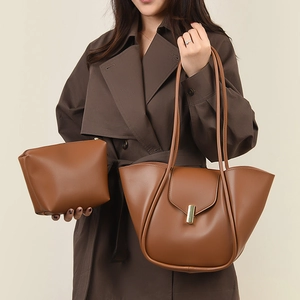 Ensemble sac cabas marron en cuir pour femme avec petite pochette et détails dorés