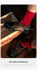Chaussures en cuir rétro portées avec des chaussettes en coton à rayures rouges