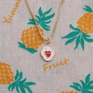 Collier en cuivre plaqué or avec pendentif coeur rouge et émail blanc chic